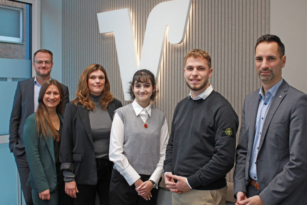 Gruppenbild Personalleitung und Vorstand mit neuen Mitarbeitern