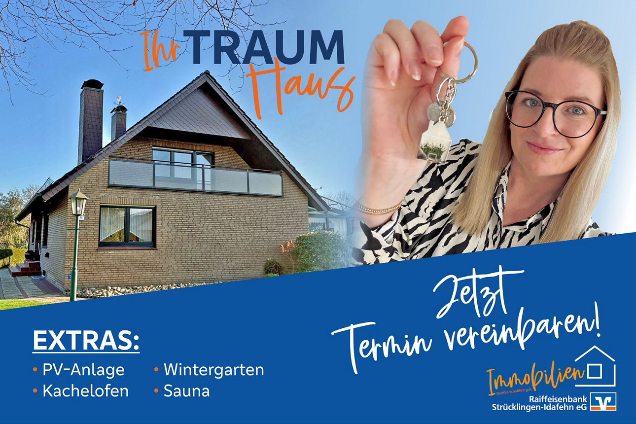 Hintergrund blauer Himmel, davor ein Einfamilienhaus und im Vordergurnd Mandy Tinnemeyer