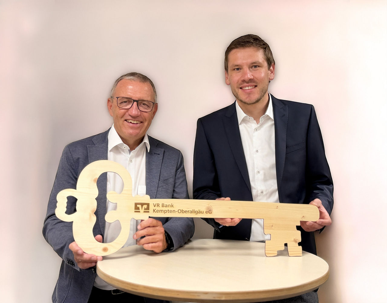 Neue Marktbereichsleitung Immenstadt - Daniel Loritz (l) übergibt symbolischen Holzschlüssel an neuen Marktbereitsleiter Manuel Zimmermann (r)