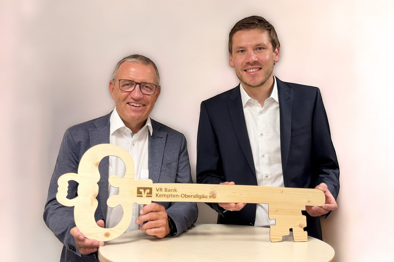 Neue Marktbereichsleitung Immenstadt - Daniel Loritz (l) übergibt symbolischen Holzschlüssel an neuen Marktbereitsleiter Manuel Zimmermann (r)