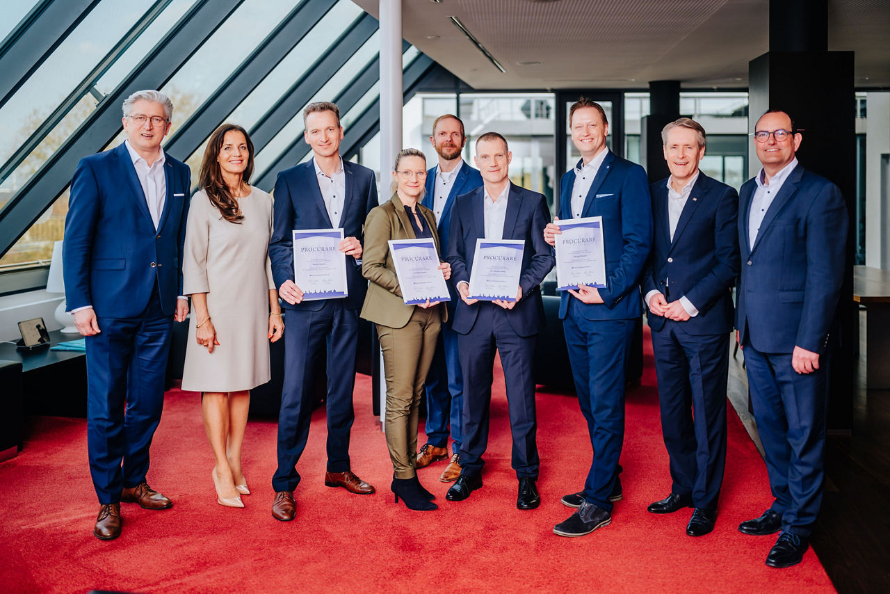 Die Vorstandsmitglieder der VerbundVolksbank OWL eG sowie der Leiter Personalmanagement übergeben die Urkunden an die neuen Prokuristen. 