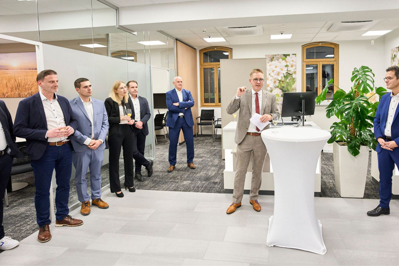 Das Bild zeigt Bürgermeister Dr. Kai-Achim Klare bei seiner Rede