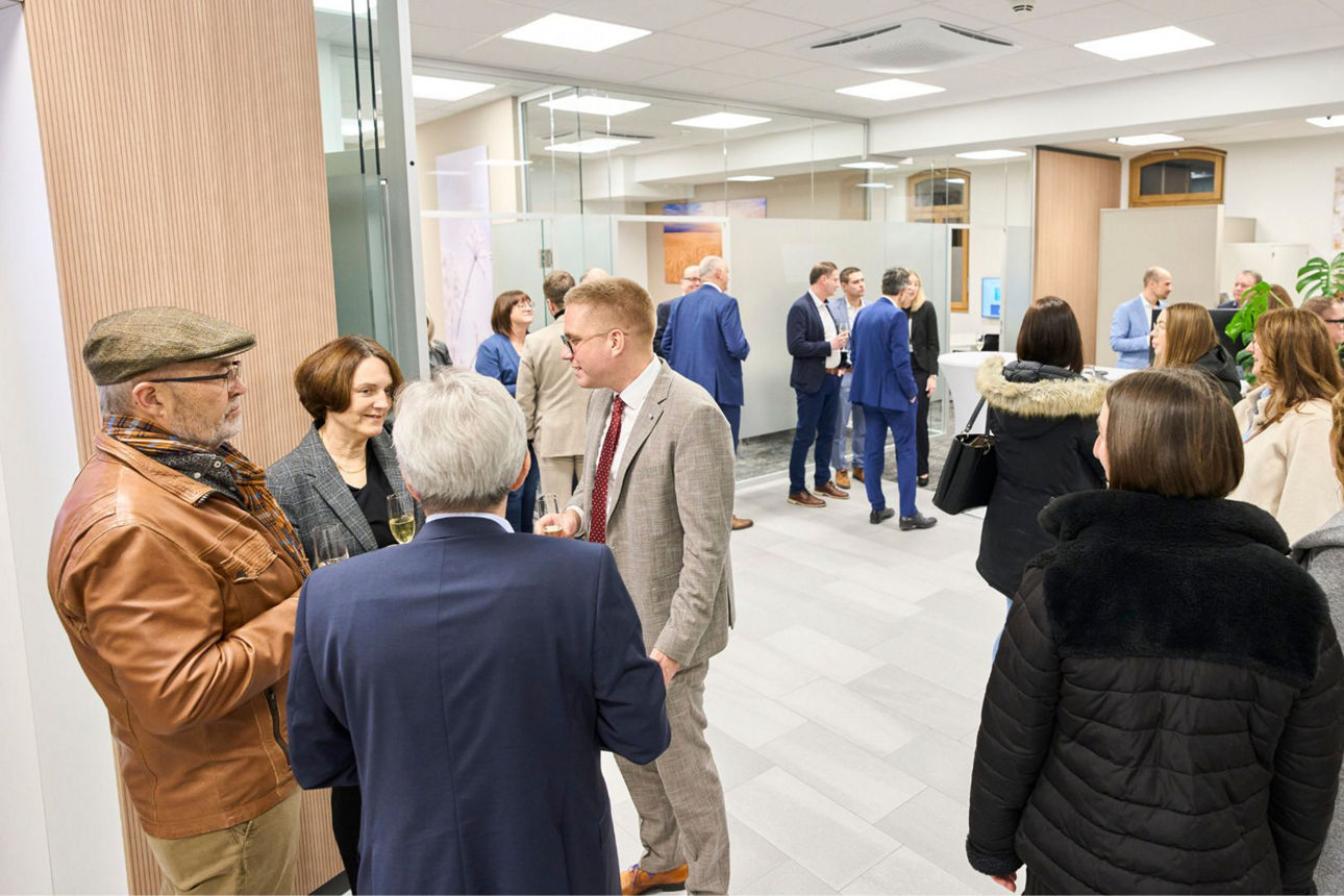 Das Bild zeigt die Gäste in der Schalterhalle der Filiale Rust