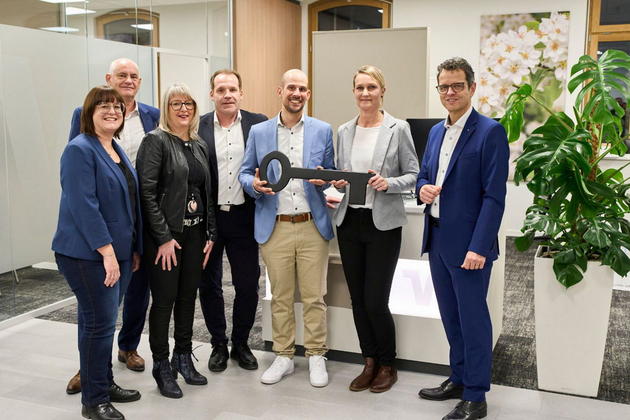 Das Bild zeigt das Team der Filiale Rust mit der Planerin Sandra Kiefer-Weber und Vorstand Peter Rottenecker bei der symbolischen SChlüsselübergabe