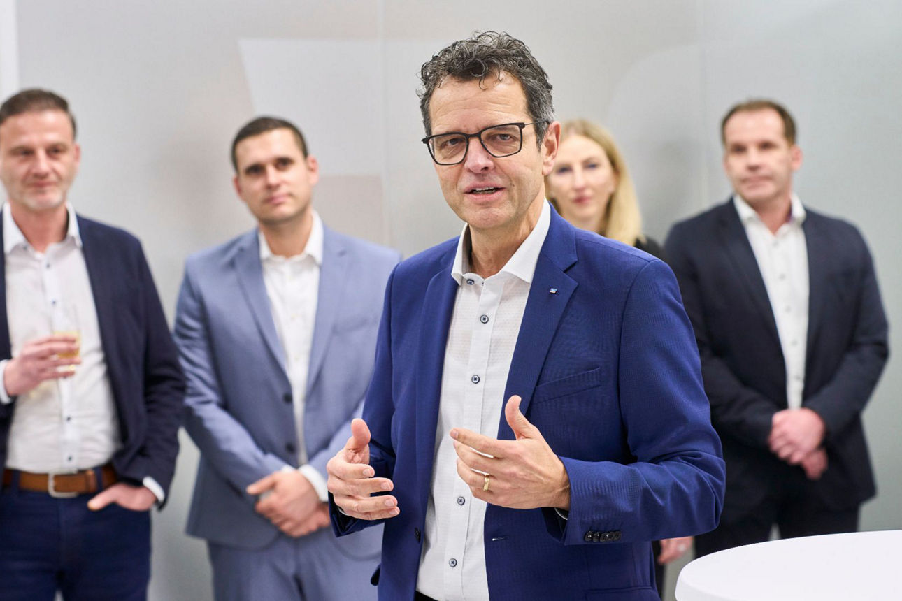 Das Bild zeigt Vorstand Peter Rottenecker bei seiner Eröffnungsrede