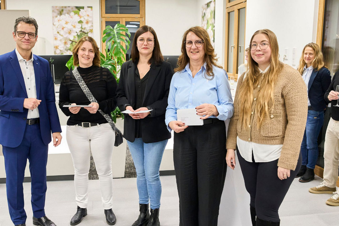 Das Bild zeigt Vorstand Peter Rottenecker mit den Leiterinnen der Kindergärten Rust