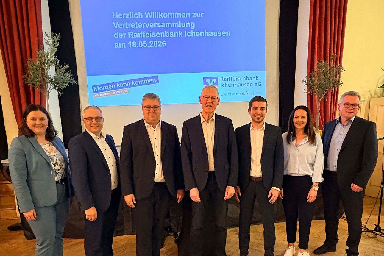 Die Aufsichtsratsmitglieder der Raiffeisenbank Ichenhausen eG stehen vor der Präsentation zur Vertereterversammlung 2026