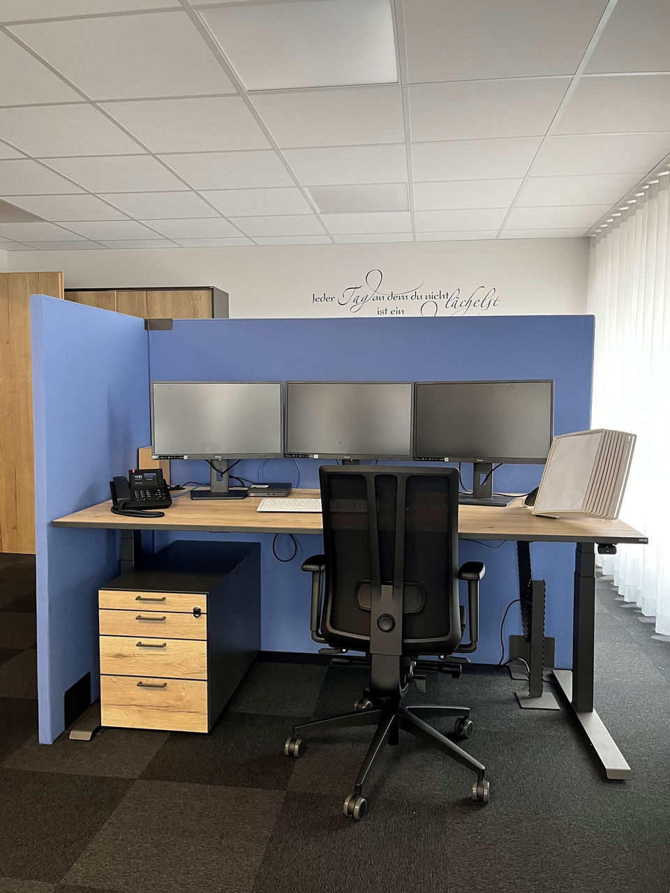 Arbeitsplatz im Büro mit 3 Computerbildschirmen