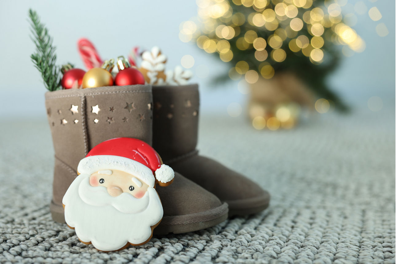 Die Stiefel sind überfüllt mit Weihnachtsgeschenken.