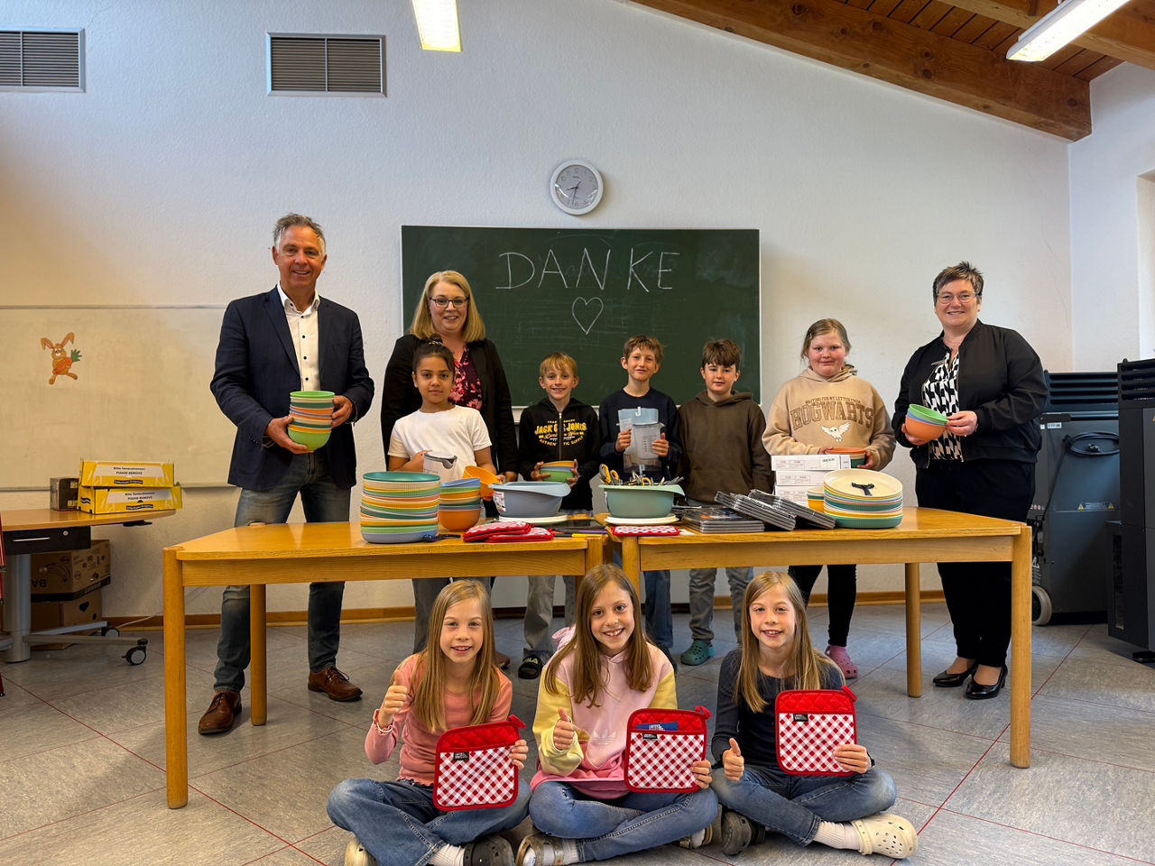 Kinder und Erwachsene in der Schule