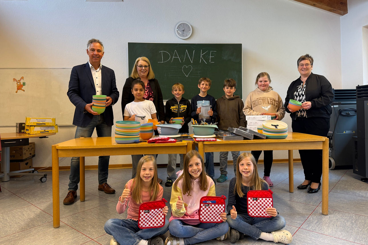 Kinder und Erwachsene in der Schule