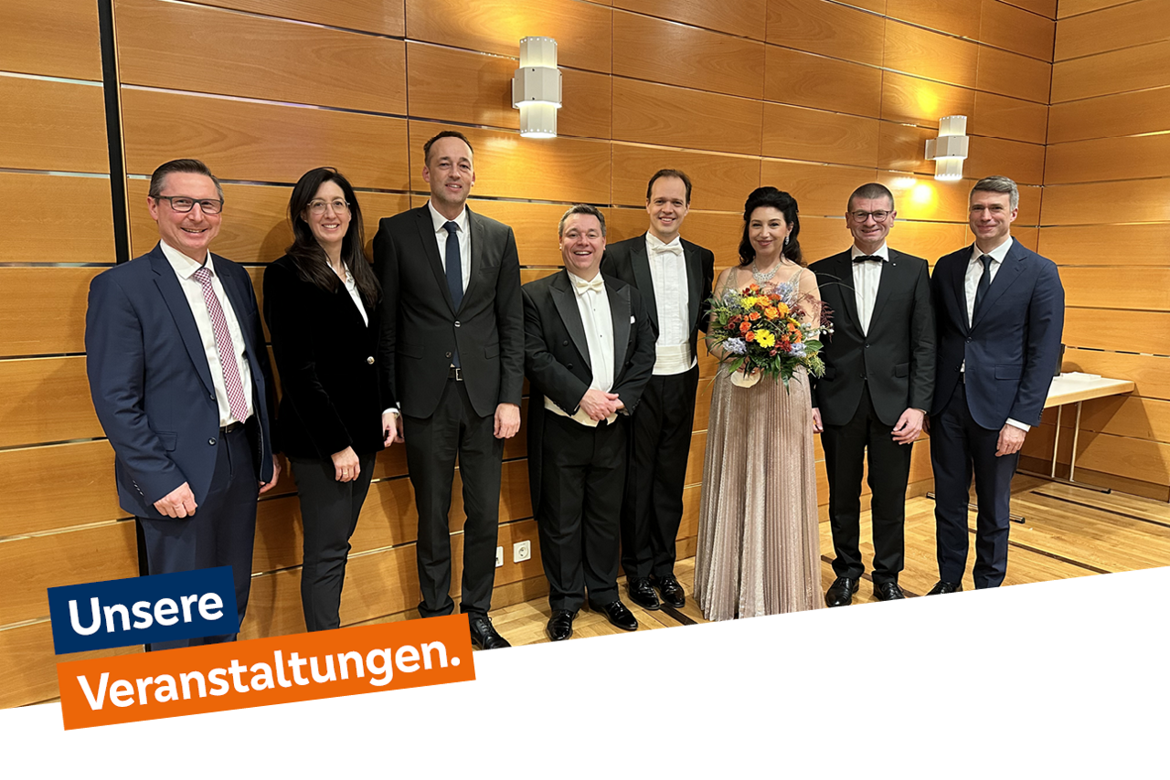 Gruppenfoto Neujahrskonzert mit Vorstand und Orchester