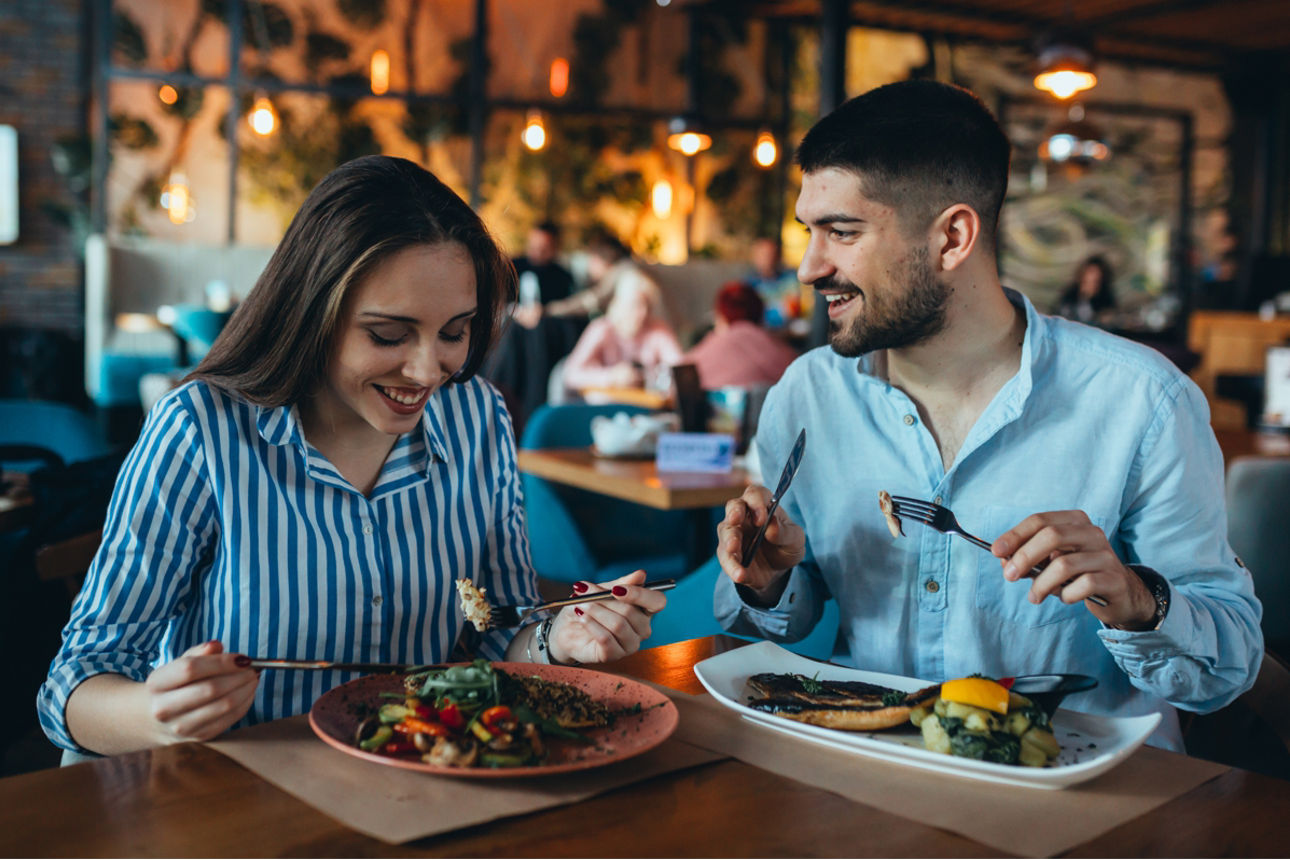 Frau und Mann sitzen im Restaurant