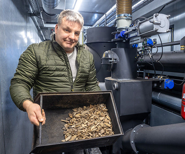 Dirk Neven mit Holzpellets