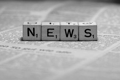 Zeitung mit Scrabble-Steinen und Schrift News
