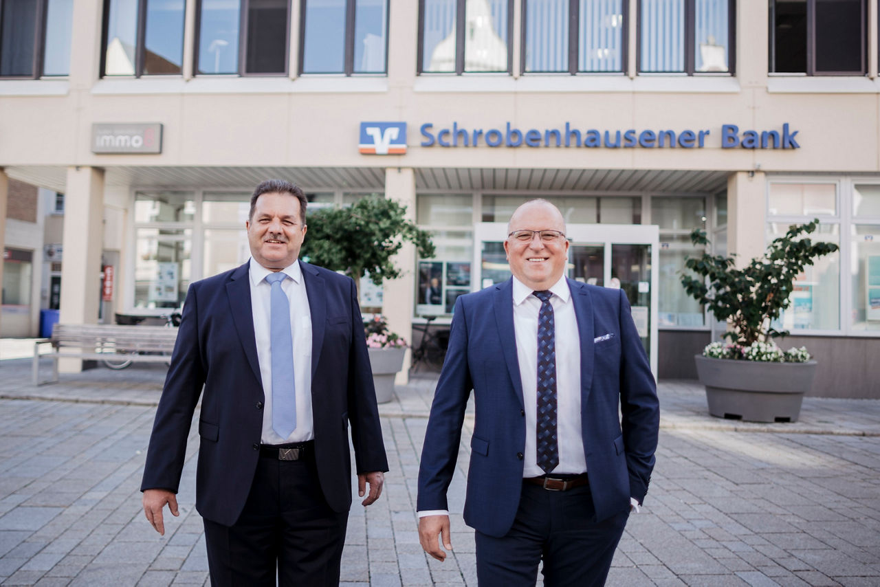 Die Vorstände der #SP_Name# vor einer Bankfiliale der Schrobenhauser Bank eG