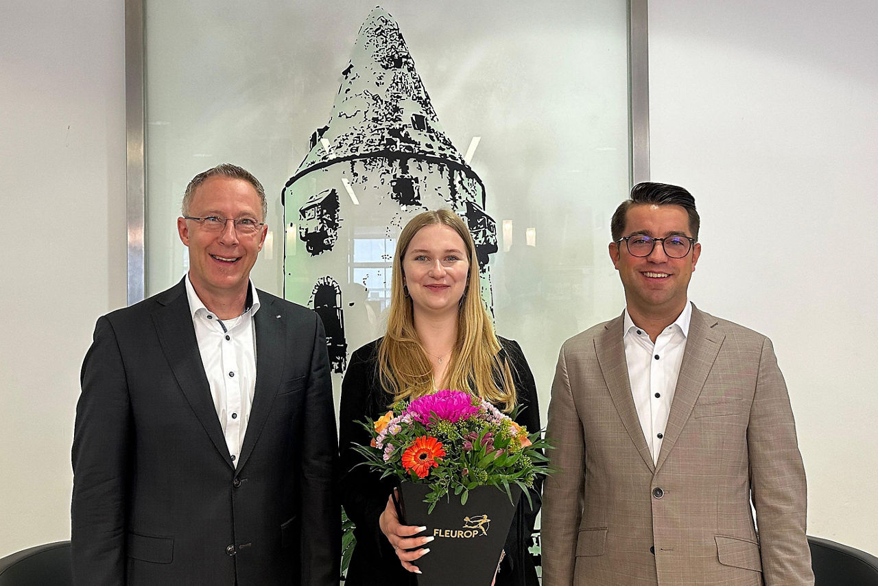 Das Bild zeigt den Vorstand Heiko Petry, Saskia Hafner und Marktleiter Maximilian Schüßler