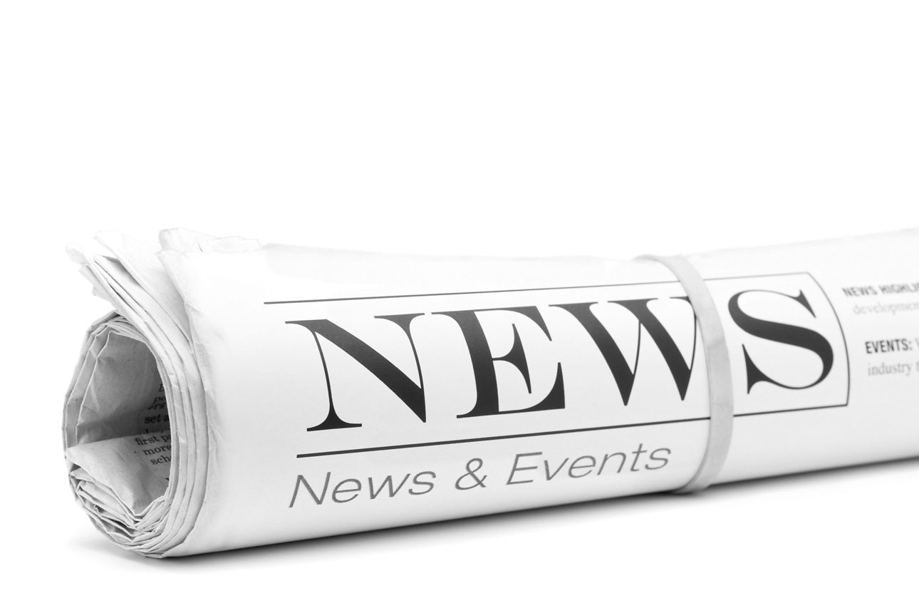Schwarz-weiß-Foto einer Zeitungsrolle mit dem Titel News