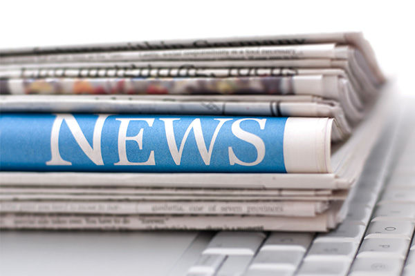 Zeitungsstapel mit dem Aufdruck News