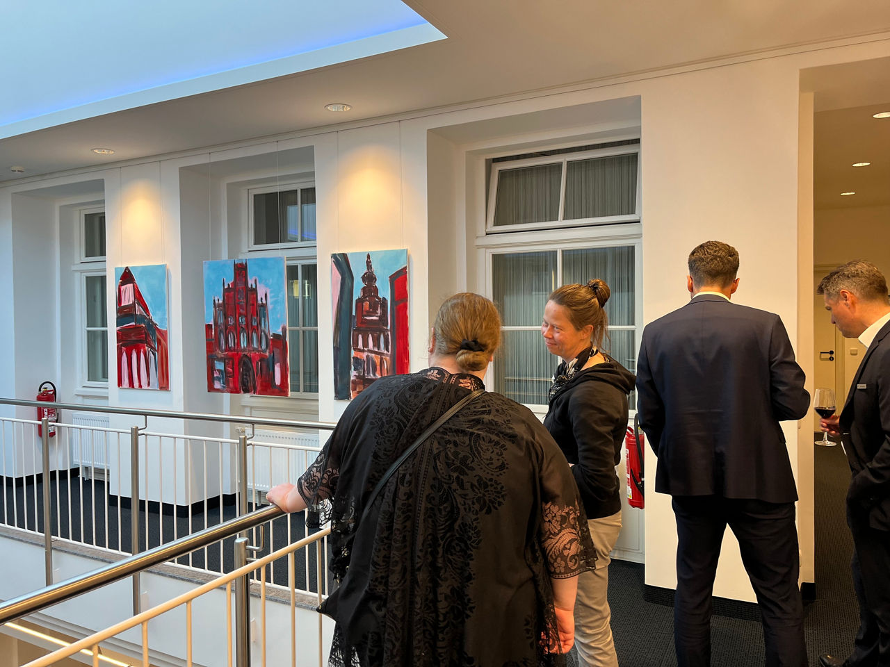 Menschen besuchen die Ausstellung in der Volksbank Vorpommern