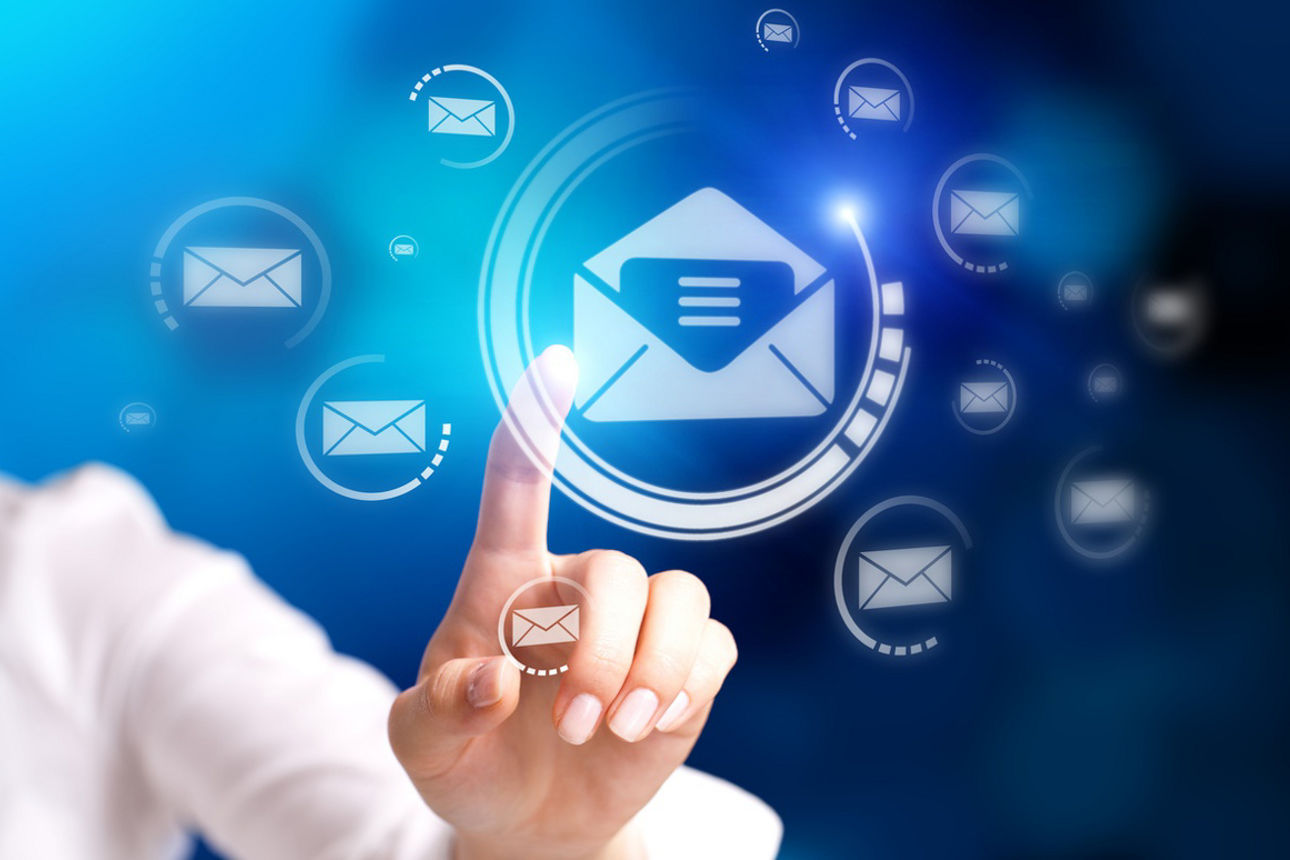 Eine Hand zeigt auf ein Brief Symbol vor einem blauen Hintergrund