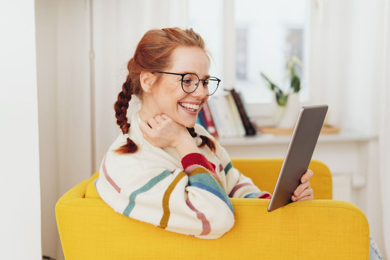 Pinnwand mit verschiedenen Bildern der VR-Bank Main-Rhön und ihren Mitarbeitern und Veranstaltungen mit der Aufschrift "Neues von Ihrer VR-Bank Main-Rhön eG"