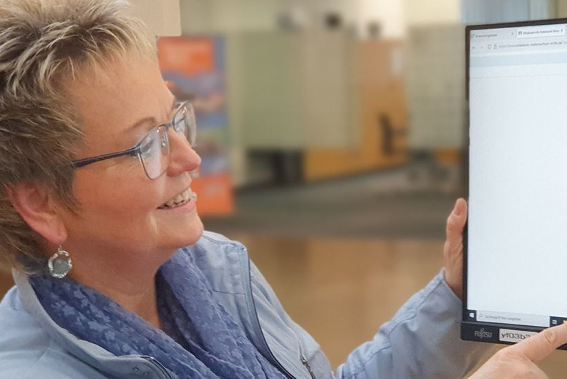 Eine Frau schaut auf einen Monitor