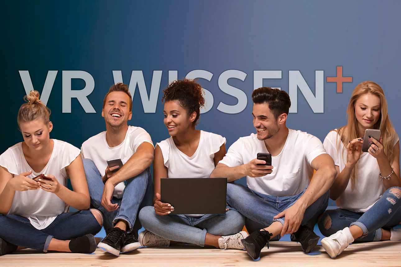 eine Gruppe von Menschen sitzen am Boden und schauen in Ihre Smartphones