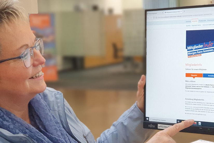 Frau schaut auf einen Computer-Monitor.
