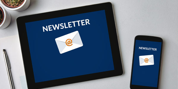 Ipad und Smartphone mit blauem Hintergrund und Newsletter mit Briefumschlag