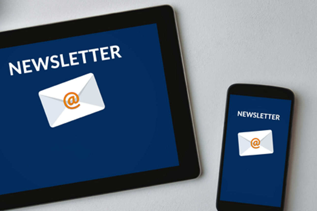 Ipad und Smartphone mit blauem Hintergrund und Newsletter mit Briefumschlag