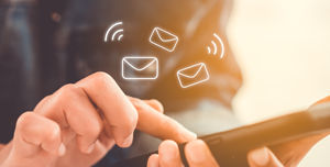 Hand mit Smartphone und Icons Briefumschlag
