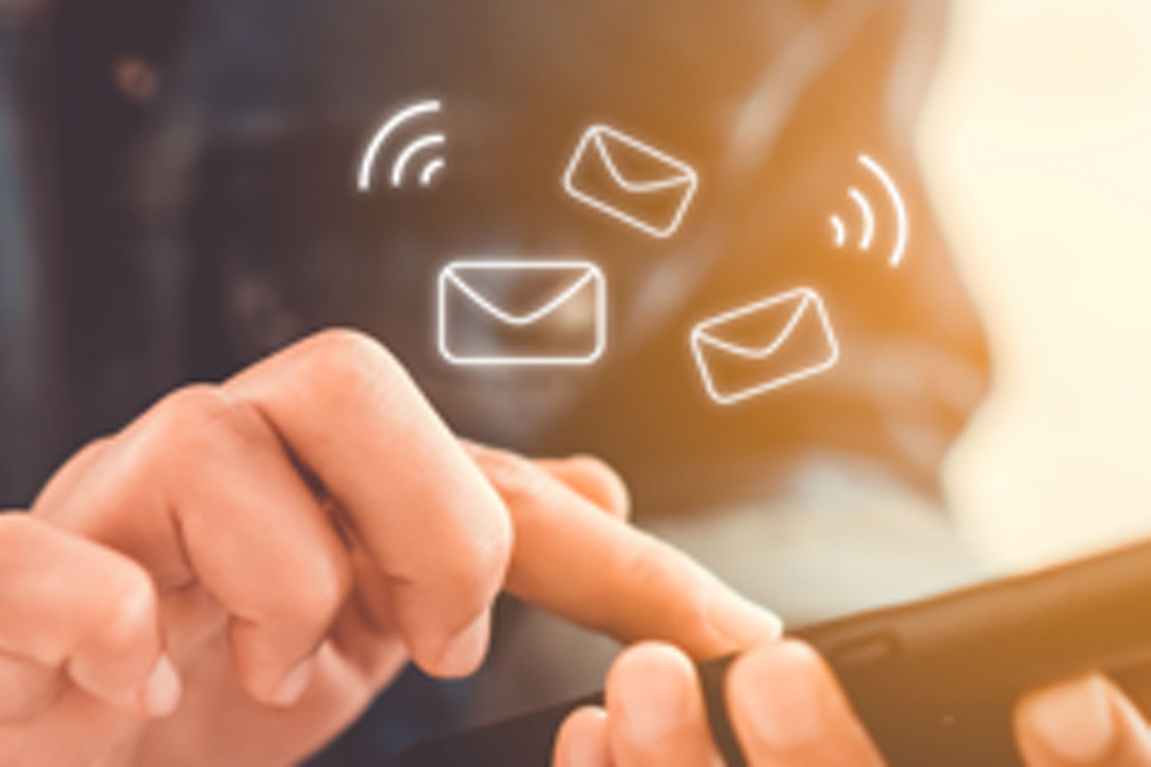 Hand mit Smartphone und Icons Briefumschlag
