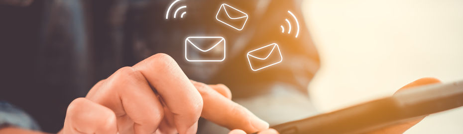 Smartphone mit Email Briefumschlag und Hand