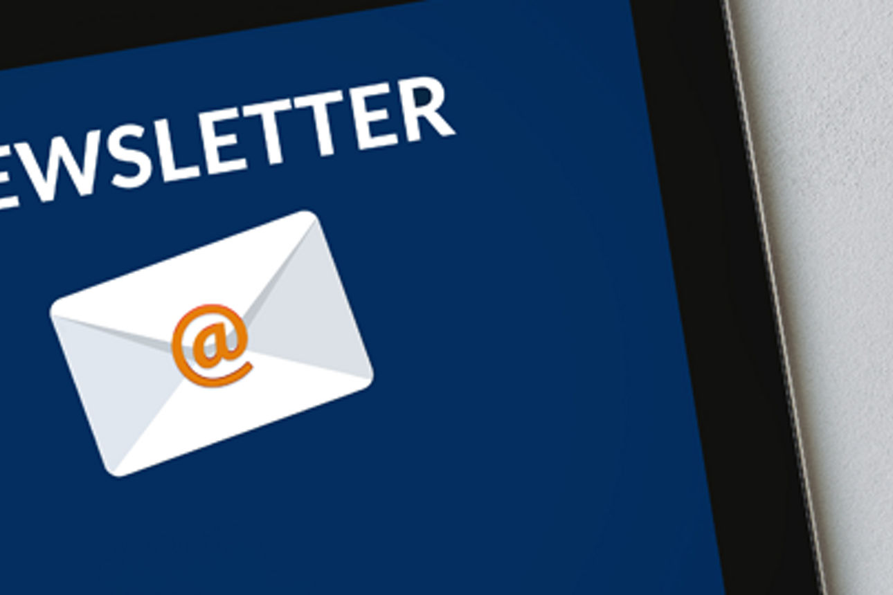 Smartphone und Tablet mit Email Briefumschlag und Newsletter