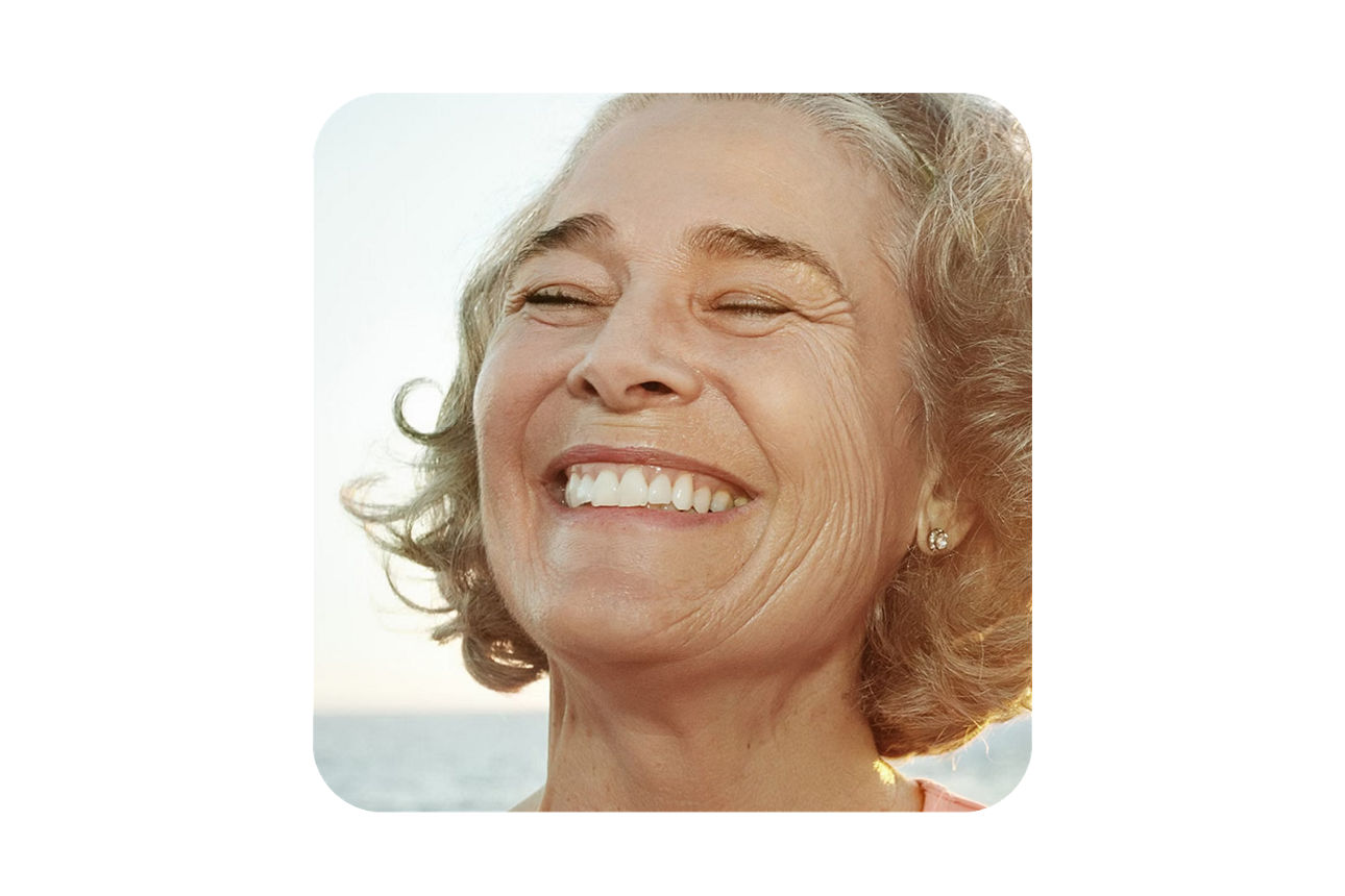 Frau mit strahlend weißen Zähnen