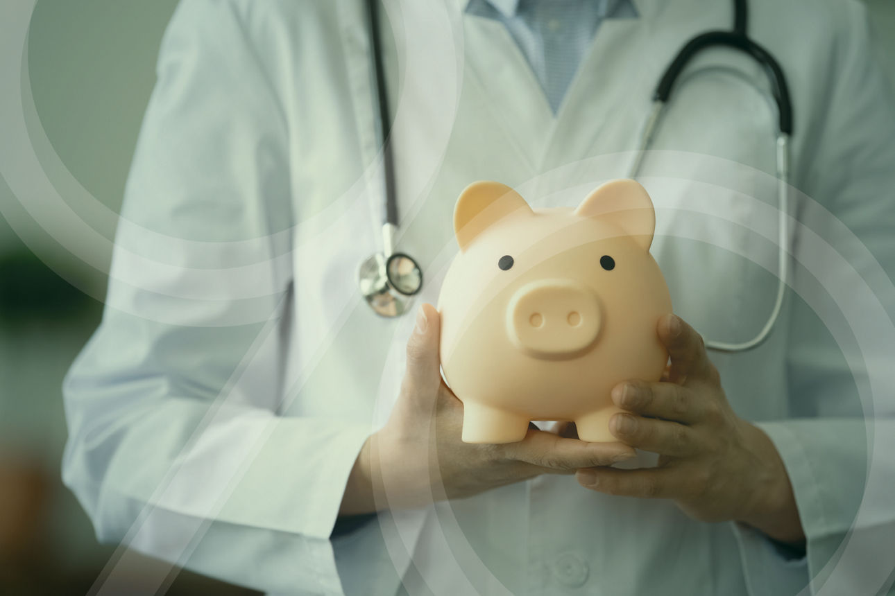 Arzt mit Sparschwein in der Hand