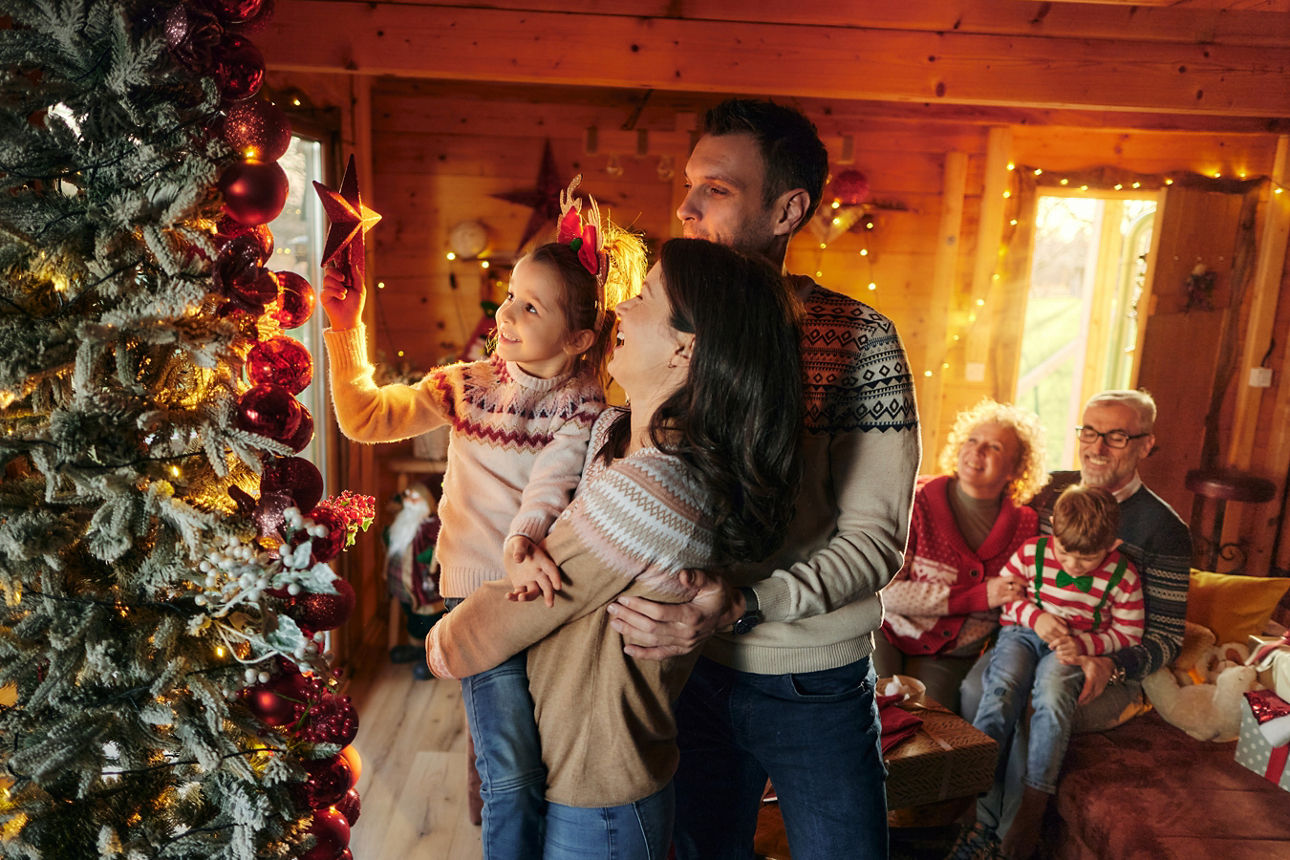 Familie feiert Weihnachten