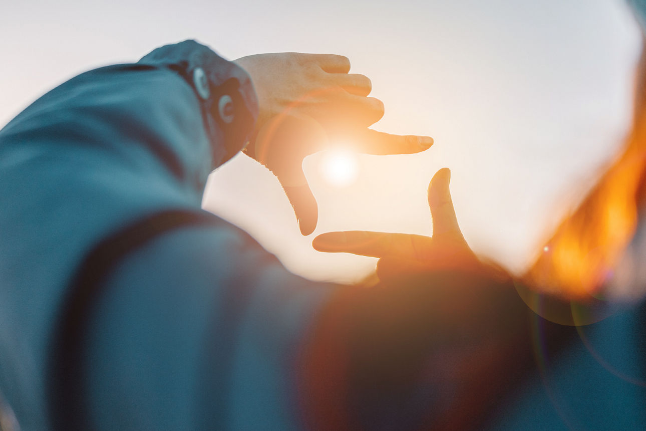Bild mit 2 Händen und Sonne