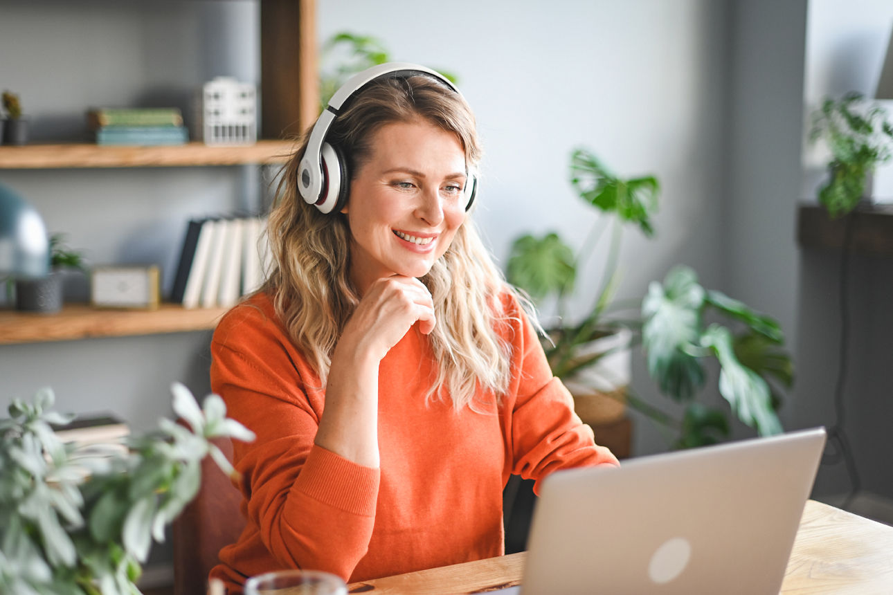 Frau sitzt am Laptop