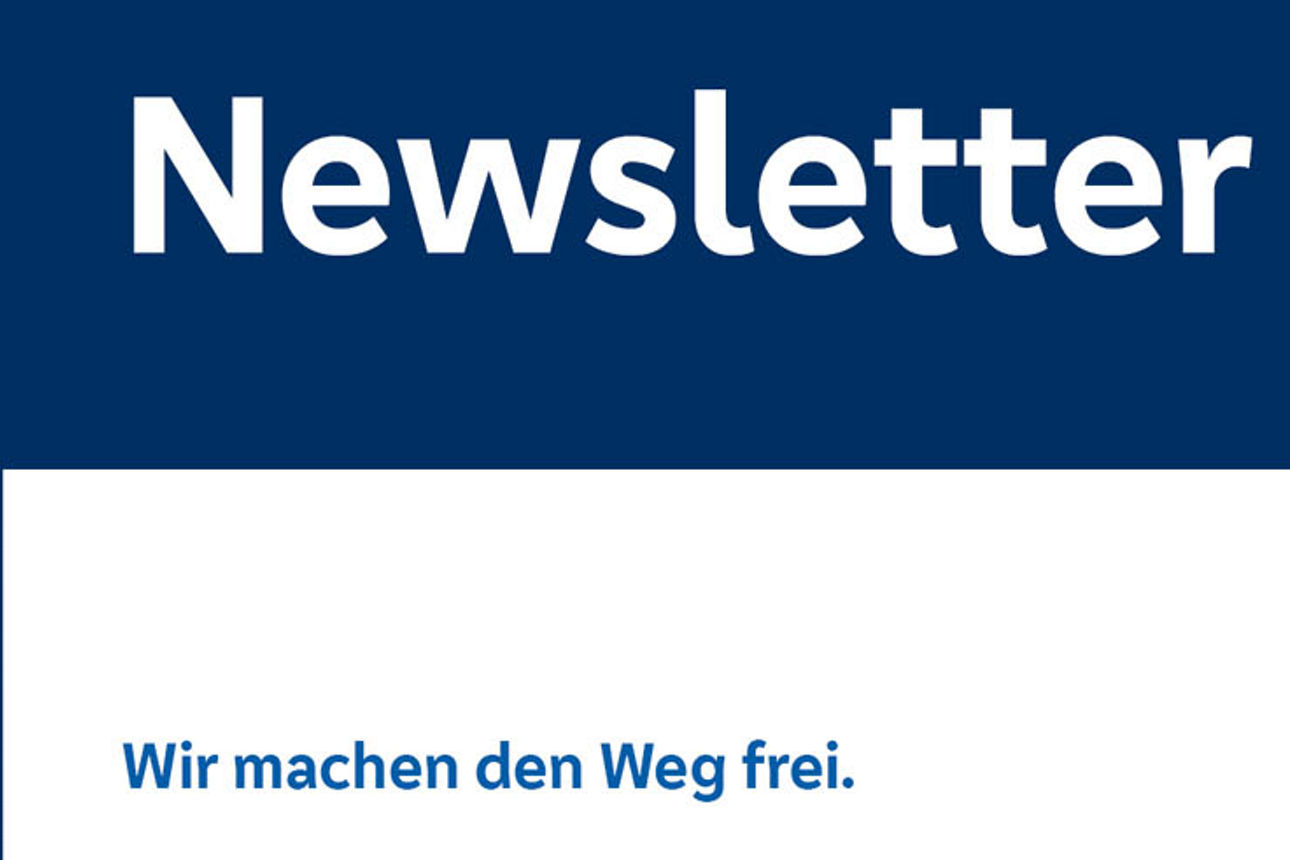 Eine Frau schaut auf einen Monitor