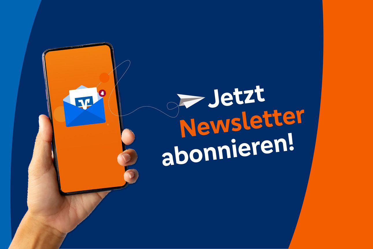 Eine Hand hält ein Mobiltelefon hoch – Schriftzug „Jetzt Newsletter abonieren!“