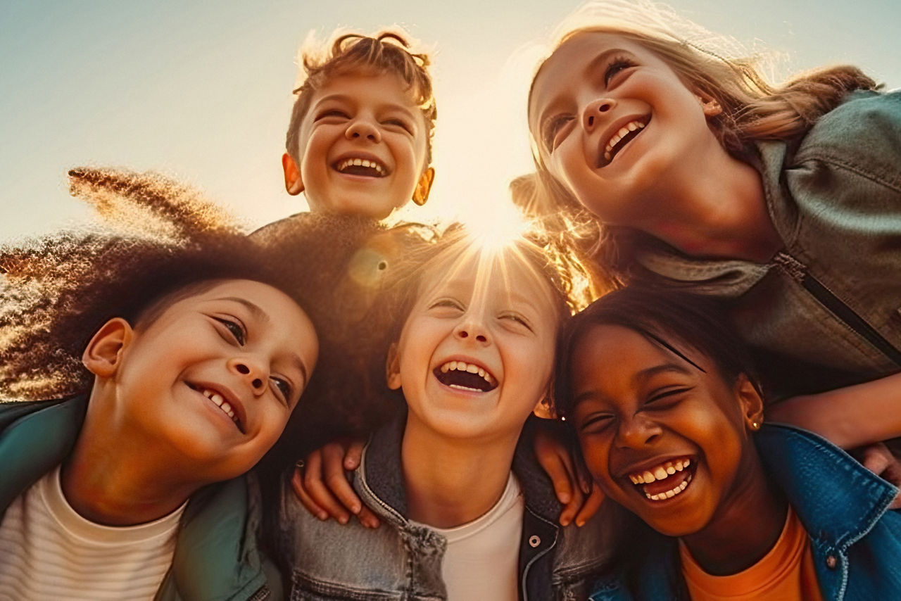 Eine Gruppe von lachenden Kindern
