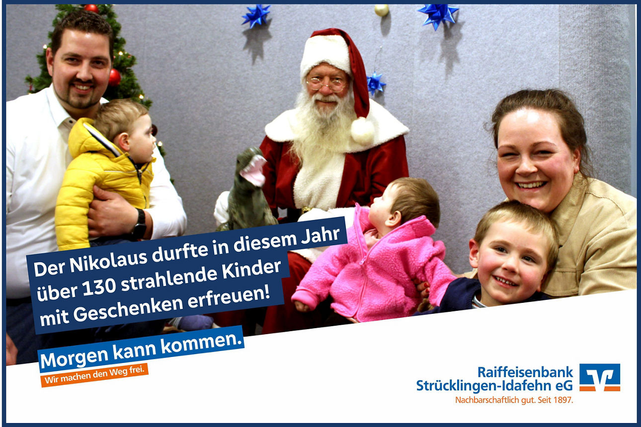 Der Nikolaus mit drei Kindern und den Eltern
