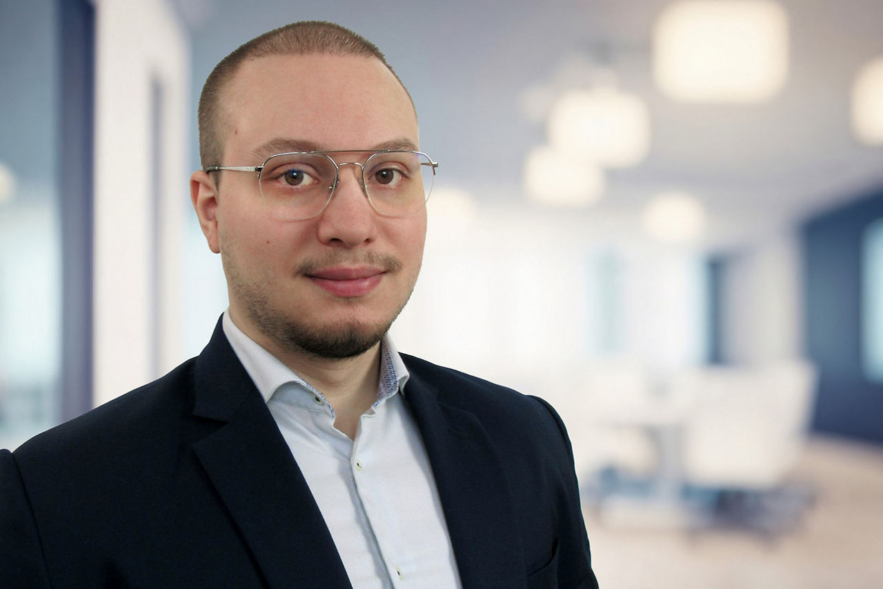 Mann der in die Kamera schaut
