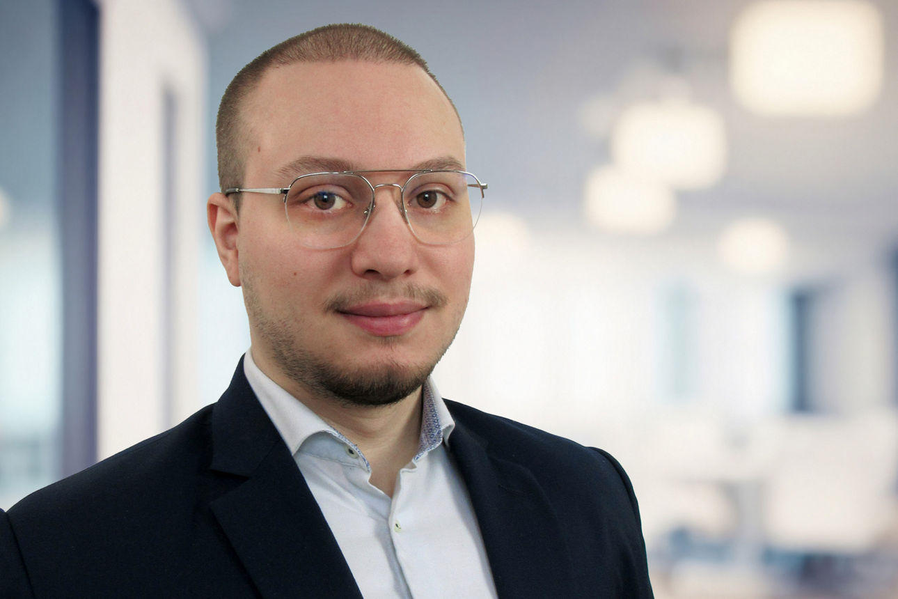 Mann der in die Kamera schaut