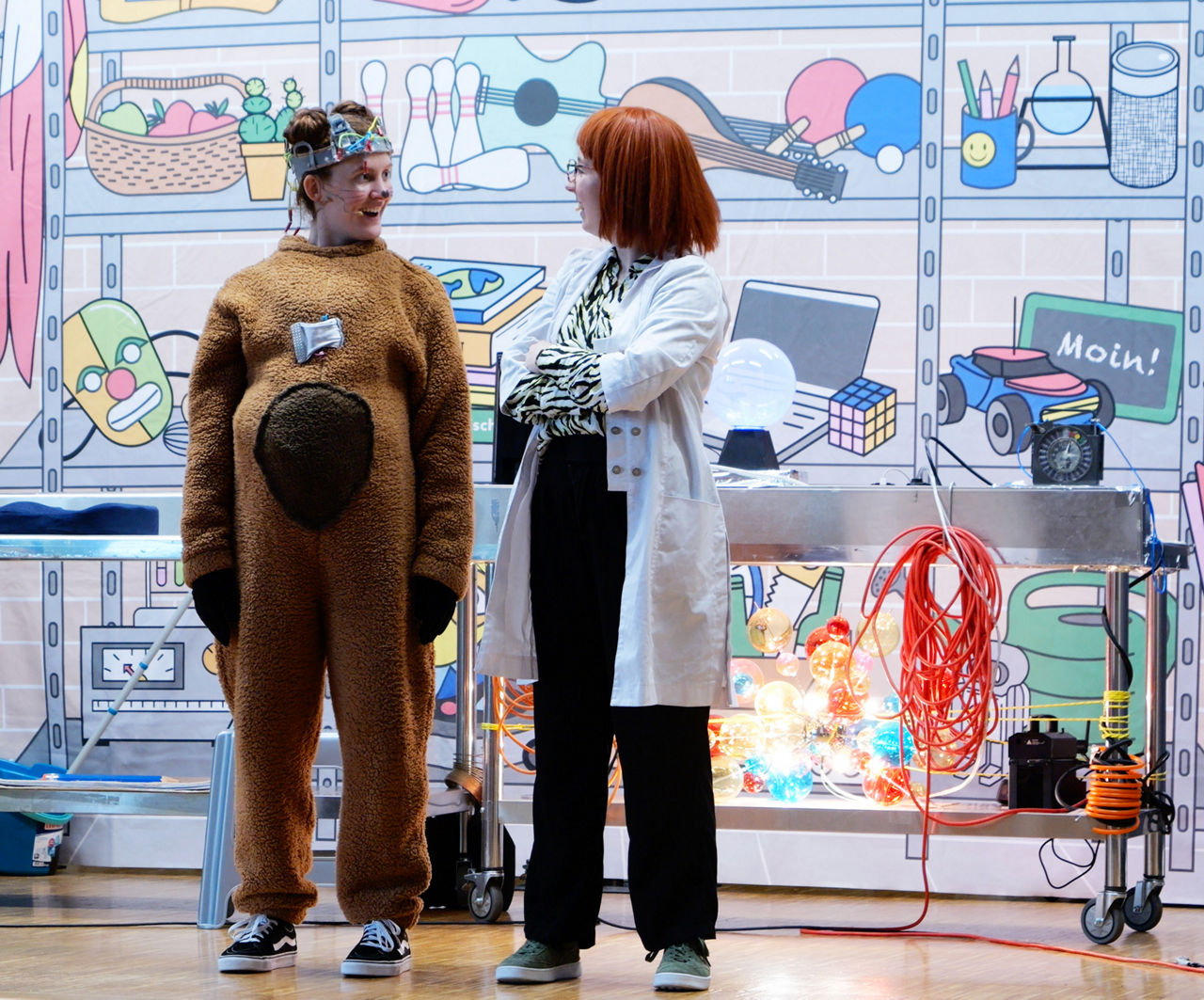 Laborantin und Bär im Labor_Nimmerland_Theaterproduktion