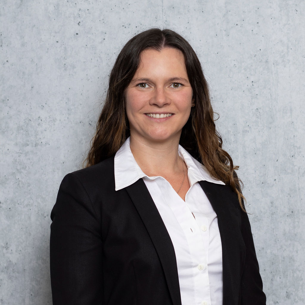 Profilbild von Nina Giese vor betongrauer Wand