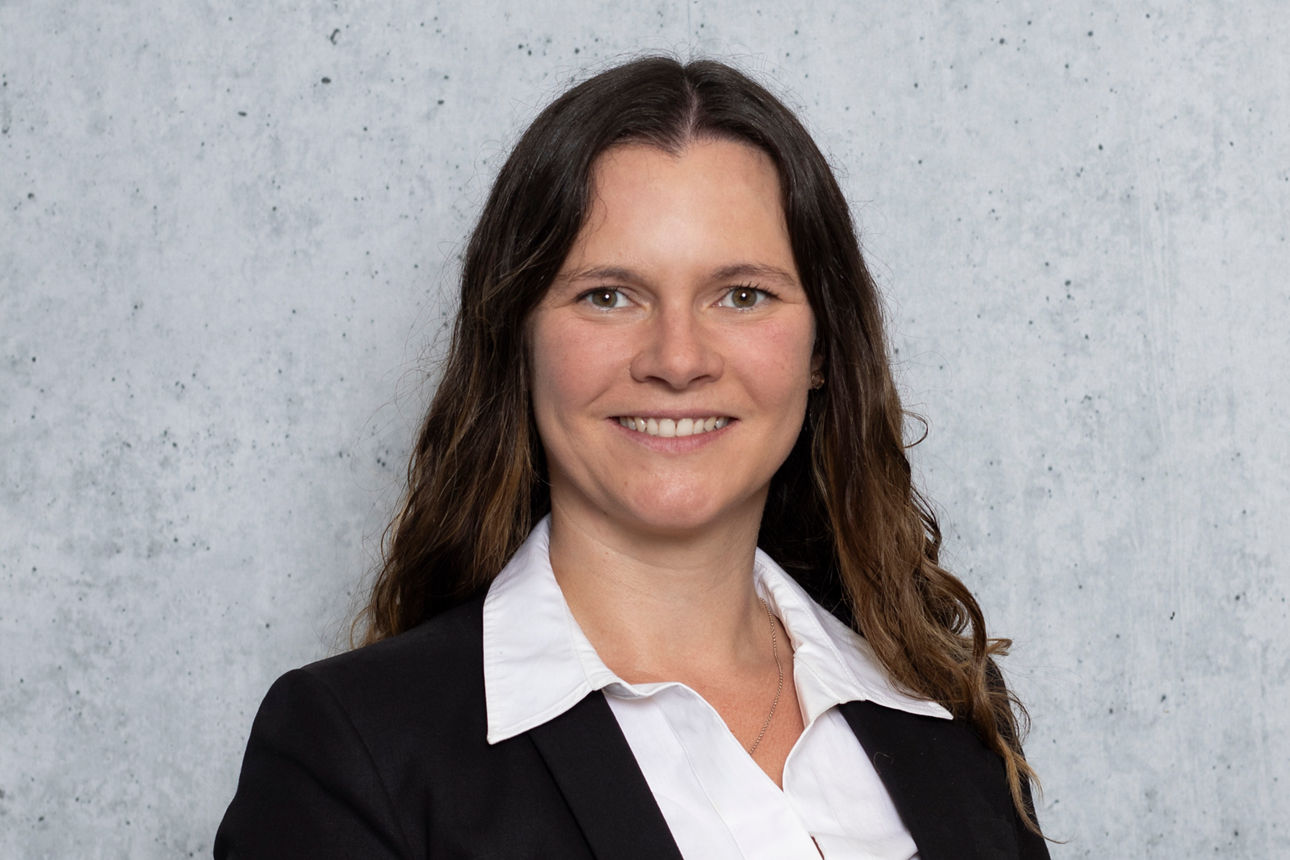 Profilbild von Nina Giese vor betongrauer Wand