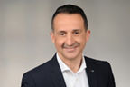 Volker Nohr hat schwarze Haare und trägt einen Anzug